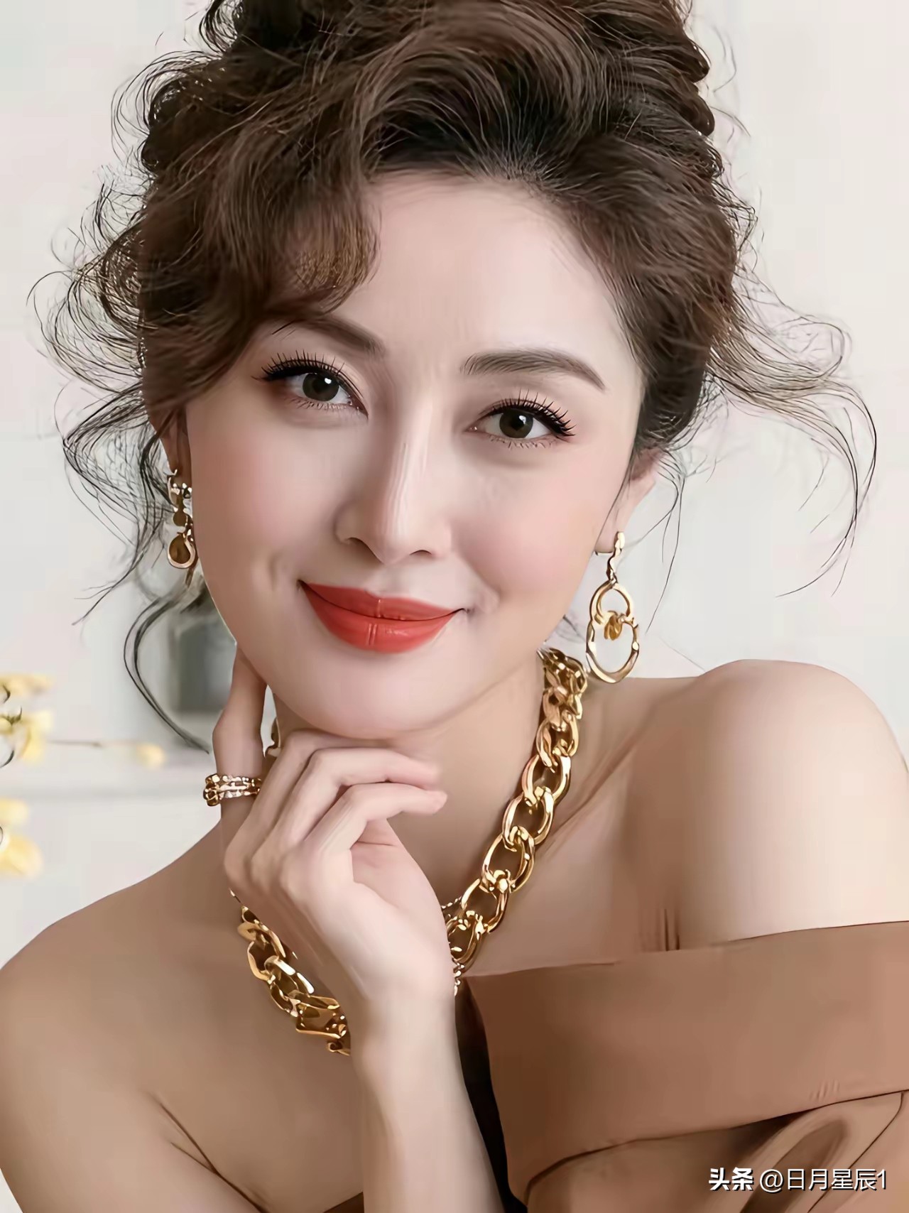 终于明白刘亦菲为啥不结婚了！不是没人馋她身子，而是她今年才38岁，居然就觉得婚姻是选择题，不是必修课。
前阵子刷到她在巴黎看秀的下班路透，风把她的长发吹得乱蓬蓬的，她举着半块没吃完的可颂，跟围过来的粉丝挥手，身边连前呼后拥的保镖阵仗都没摆。
旁边有个学生模样的小姑娘举着亲手画的肖像画挤到最前面，她弯