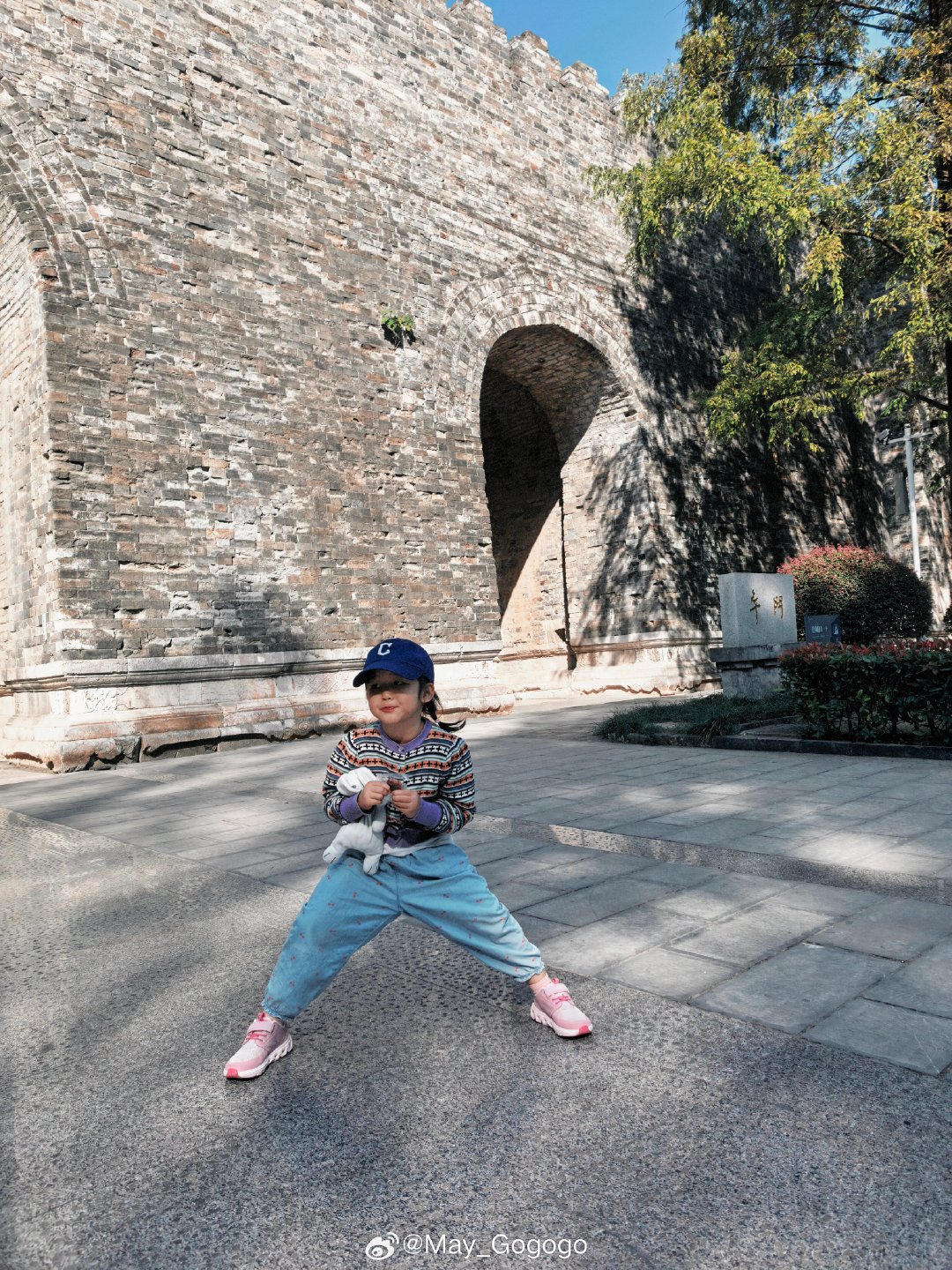 小孩姐每天给自己整的ootd 。

每次叫她去换衣服，她自己从卧室出来全套自己穿搭好了 ​