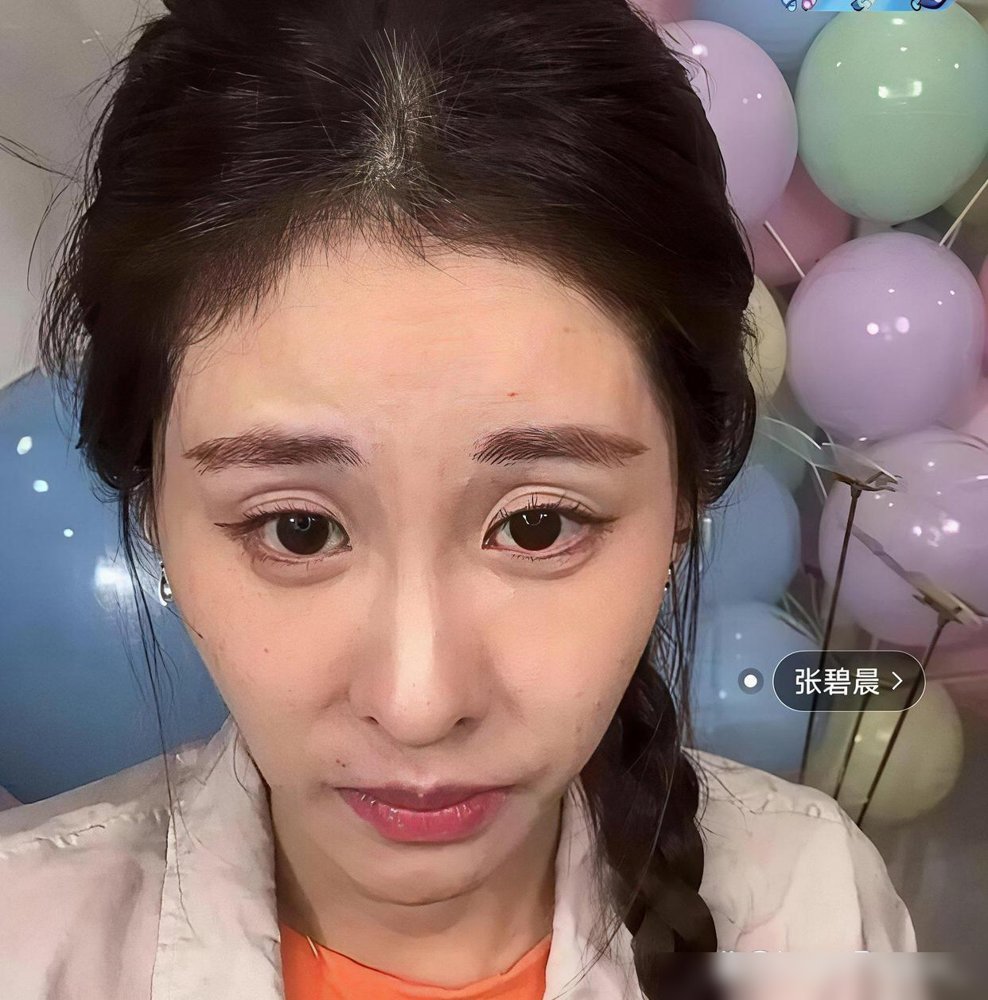 华晨宇南京连开七场，场场爆满，张碧晨那边综艺直播一首接一首。俩人愣是没领证，孩子都会打酱油了。
圈里人早看透了，这俩就是典型的事业脑。一个把演唱会当命，一个把舞台当饭吃。当年没结婚，根本不是谁渣谁，是俩人都舍不得停下。
张碧晨更狠，独自带娃这几年，没拿孩子炒过一次热度。该唱歌唱歌，该上节目上节目