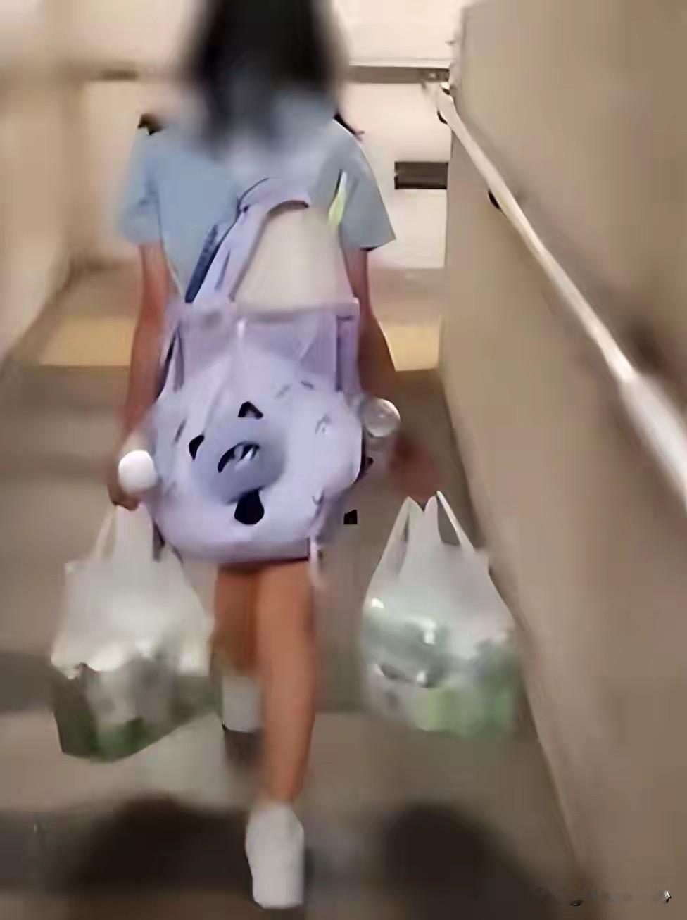 香港屯门富泰邨曝出令人发指的虐童真相，十岁女童独自扛16罐啤酒爬坡，继父冷眼旁观，父母事后荒唐狡辩，最终双双被警方抓捕。
 
十月六日傍晚，屯门街头的一幕，看得所有人心里堵得慌。一个刚上小学的十岁小姑娘，穿着规整的校服，本该轻松放学回家，却被沉重的重物压得直不起腰。
 
孩子的书包已经破旧开裂，变形