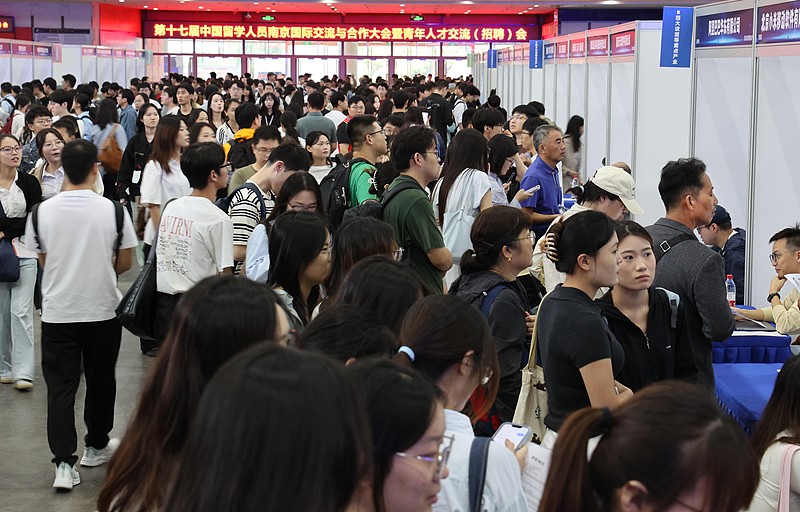 联合国发布青年就业报告：未来十年全球青年就业缺口巨大

联合国近期发布一份青年就业报告，预测未来十年，会有大量年轻人进入全球劳动力市场，但新增岗位数量跟不上求职人数，青年就业缺口会持续扩大。这个问题，是很多国家共同面对的难题。
 
报告估算，接下来十年，全球大约十亿多青年陆续进入求职市场，但能够新增