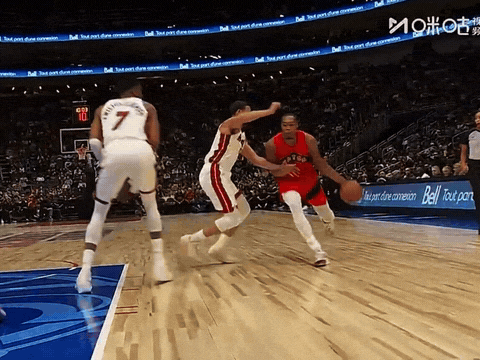 巴恩斯单打克莱汤普森，终究吃了NBA新规的亏

NBA季前赛热火vs猛龙，巴恩斯持球单打克莱，但非持球手主动发力、向外推顶开防守人，以此扩大自己圆柱体，制造空间，裁判吹了进攻犯规！

新赛季，NBA 这一新规将要吹非持球手推人行为，大家认为对谁的影响最大呢？

作者加速成长计划NBA