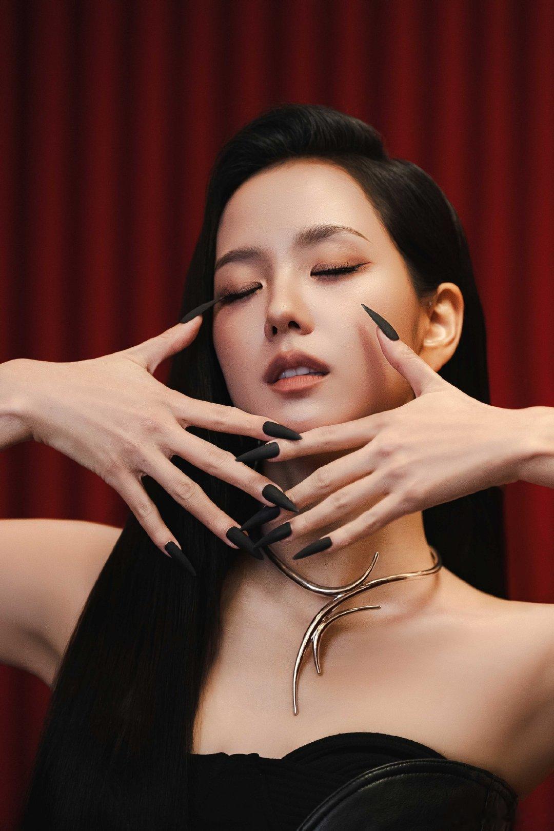 #kimjisoo[超话]##金智秀# jisoo#jisoo# 

“生活中总是会发生不顺心的事情
不要被这些小事情打倒
要一直保持积极的心态，笑得幸福明亮”
                                             ——金智秀 

​