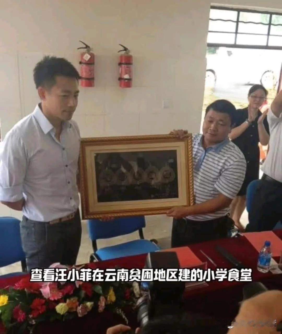 当年俏江南如日中天的时候，大S和汪小菲二人前往云南做慈善，查看汪小菲在云南贫困地区建的小学食堂，当时大S虽然打扮朴素，可是我觉得她这个时期最美 ​