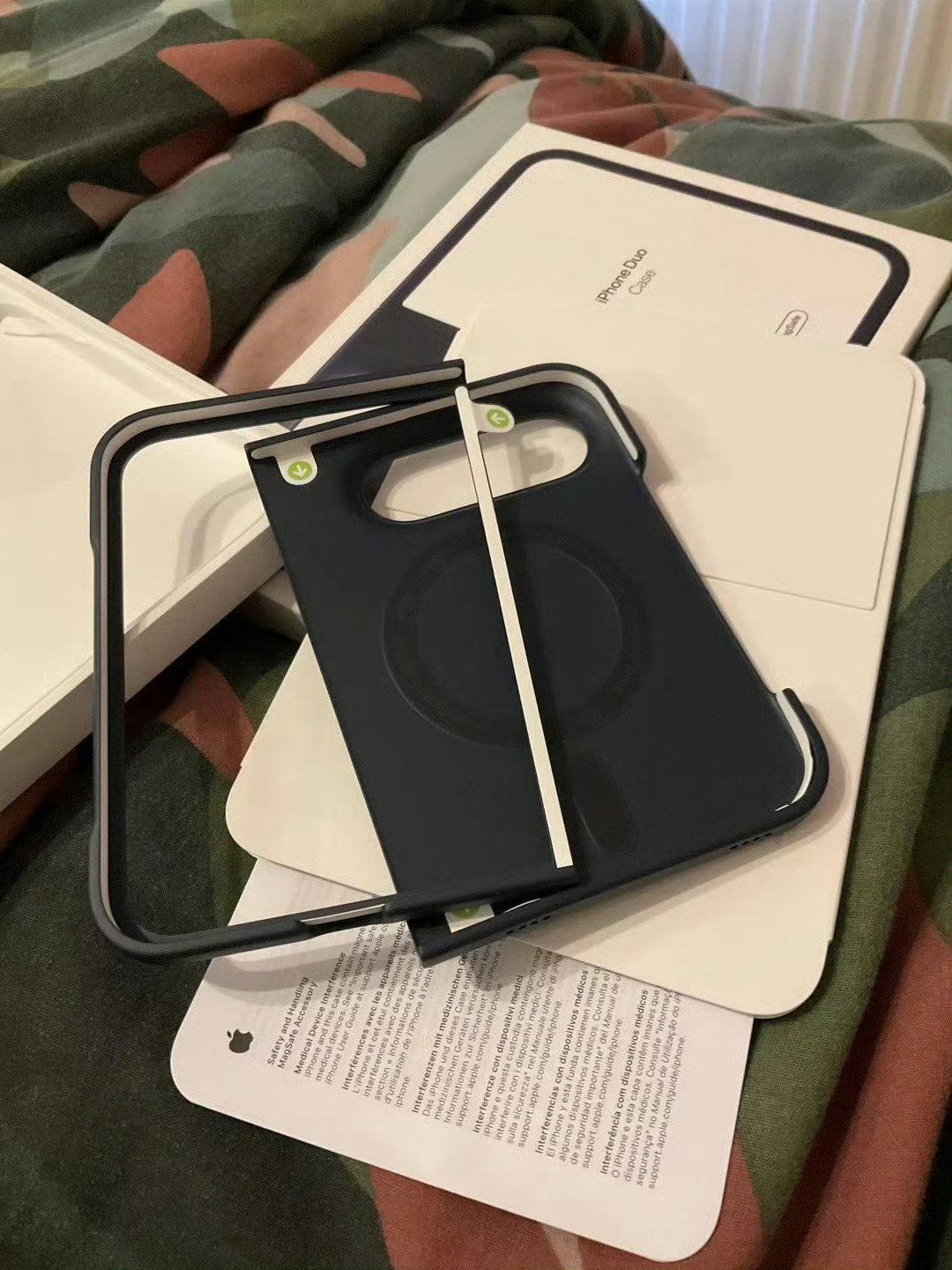 iPhone Duo官方两个壳子我个人是都没兴趣[委屈]

硅胶、聚碳酸酯需要粘很正常，结构和材料导致必须要用双面胶的。

五月份工厂说iPhoneDuo中轴内部是没有磁铁的，中轴壳子必须用机械反弹结构，安卓和鸿蒙的内置磁吸方案是不行的。不知道真机怎么样，还没用见过。 ​