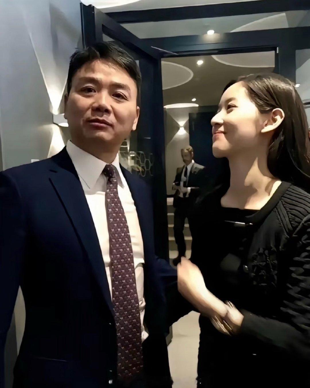 小时候看刘强东和章泽天同框，压根不懂他俩
越长大回头再看，才慢慢品出味儿来 ​