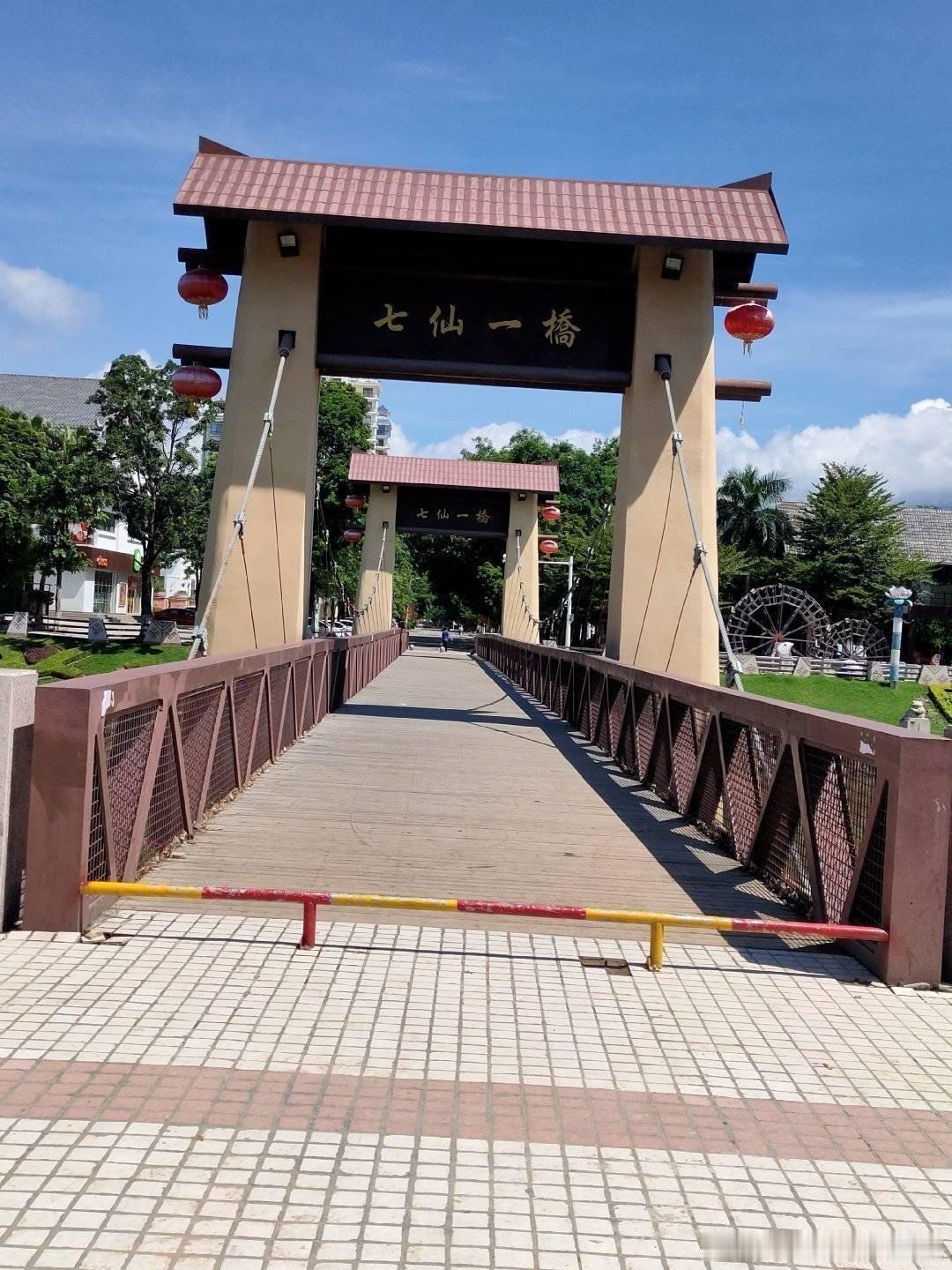 马德里德比上半场，马竞压着皇马打，马竞的球员对胜利充满了渴望，充满了斗志，控制了中场，抢断到位，皇马门前险象环生。反观皇马球员，缺乏对取胜的渴望，缺乏斗志，各自为战，丧失了中场和控球权，整个上半场都被马竞压着打，不输才怪呢。穆帅的战术已时过境迁，玩不转皇马，照此下去，穆帅在皇马不 ​
