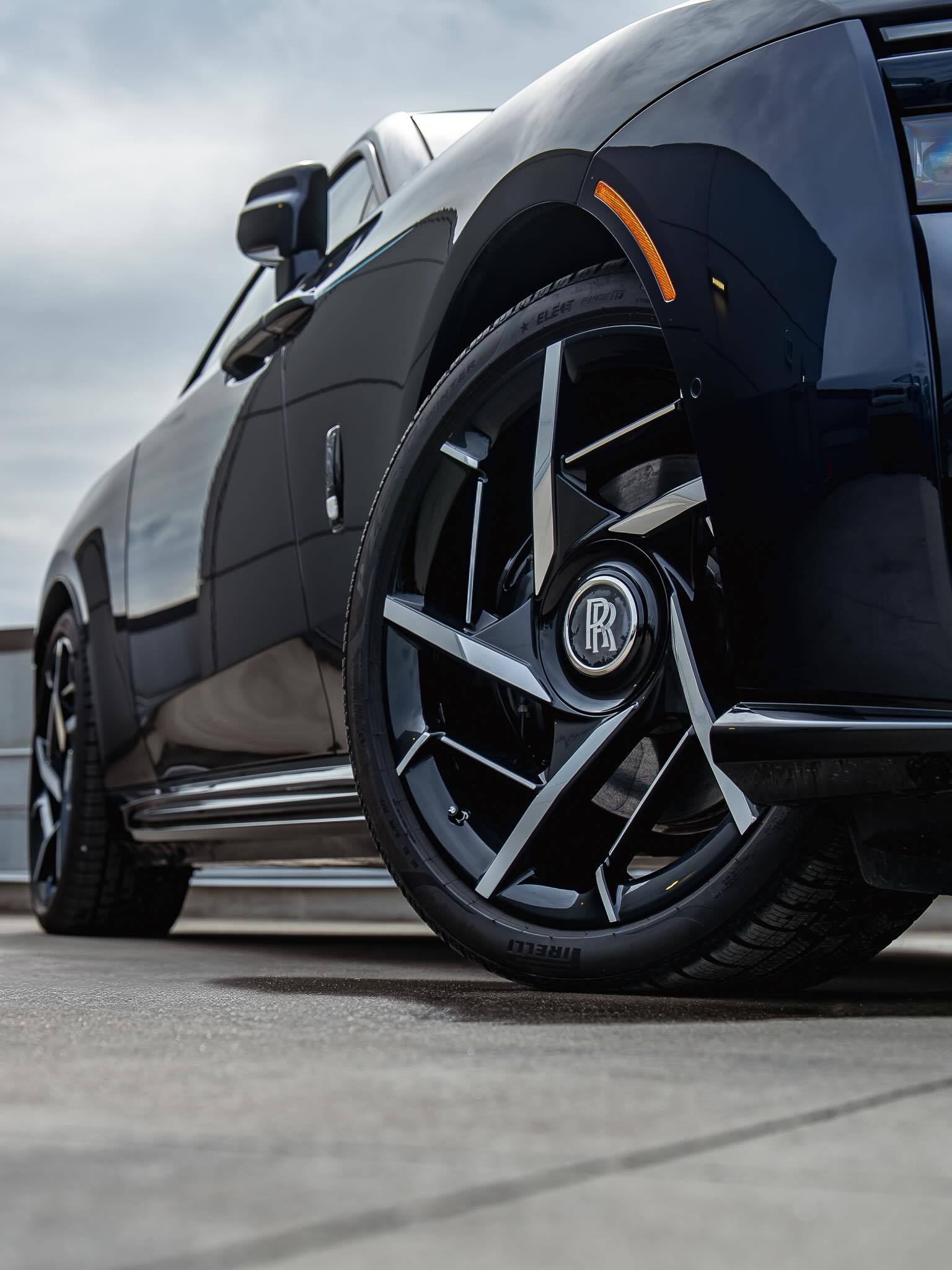 劳斯莱斯Spectre Black Badge汽车