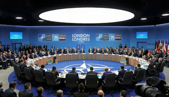 蒙古国如果加入北约，会不会成为第二个乌克兰？其实，乌兰巴托真正盘算的，从来不是怎样选一个阵营，而是怎样避免自己掉进阵营对抗的夹缝。
 
蒙古国是个内陆国家，南北两边只有两个大国，没有别的出海口，这一点和乌克兰完全不一样，乌克兰西边连着不少欧洲国家，陆地通道很多，外部力量可以持续输送物资，蒙古国没有这