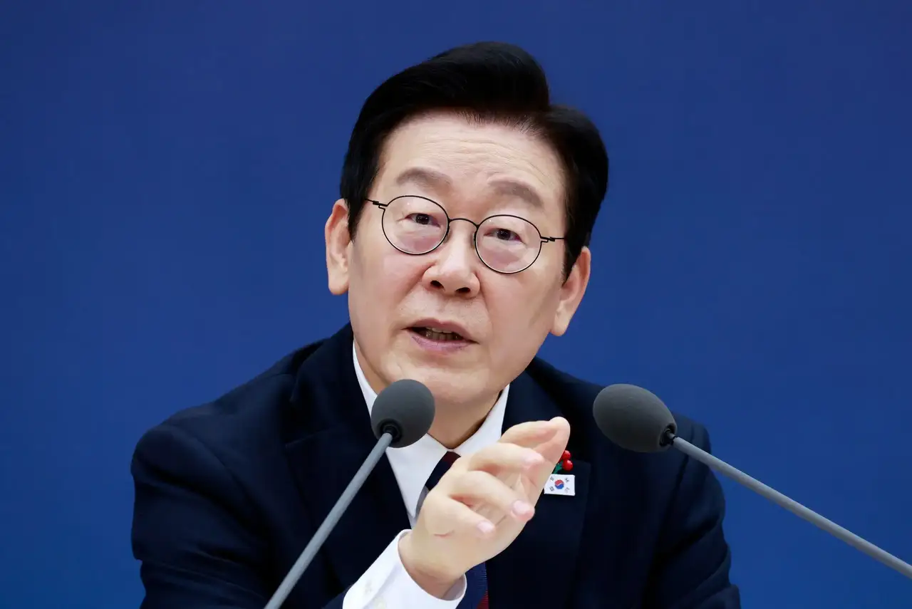 热点观点畅聊会 泽连斯基这是一招精心设计的大棋，达到了一箭多雕的效果！目的之一是向世界哭诉朝鲜军队已经进入俄罗斯作战，想让国际社会制裁朝鲜；目的之二是想拉韩国下水，之前他就说让韩国军队进入乌克兰作战，现在把朝鲜战俘送给韩国，这就是一个烫