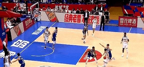 赵继伟拧着身子扔进那记神仙三分时，替补席那群人差点把毛巾甩到天花板上。
这种球根本不讲道理。防守球员手都快封到睫毛了，他空中重心完全变形，手腕一抖球照样空心入网。有些人的球感真不是光靠死练出来的，那是长在骨子里的直觉。
之前很多人琢磨不透，堂堂后场大脑跑去打替补，是不是状态下滑了？
看完了才明