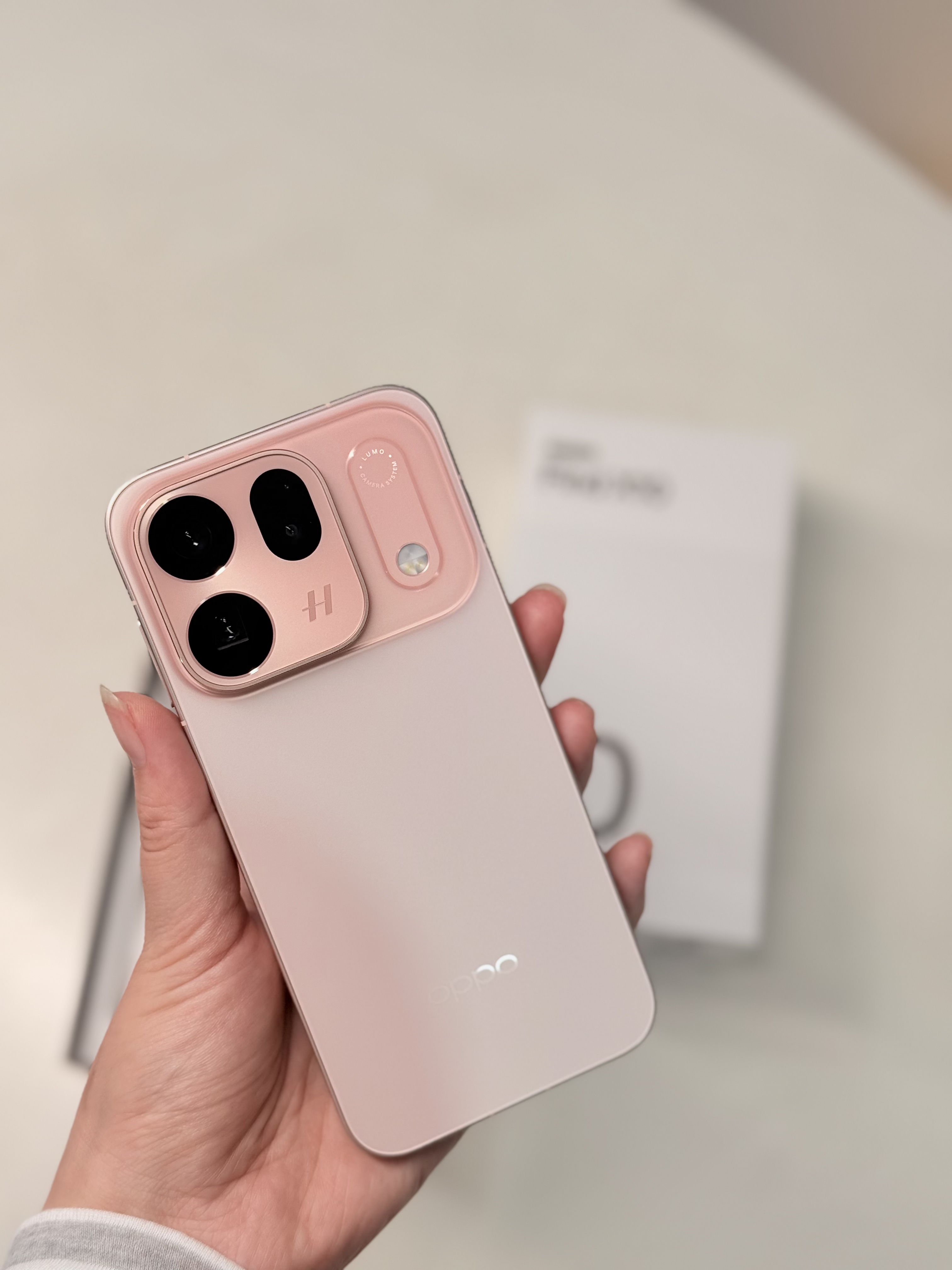 OPPO Find X10系列多色登场！
【冰蓝】灵动清透，尽显智性松弛
【清橙】鲜活明亮，释放元气活力
【浅钛】低调高级，自成质感风格
大家喜欢什么颜色[庆祝]
	
9月22日19:00发布会见！
