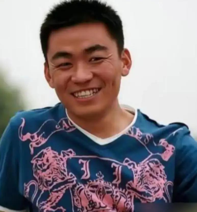 王宝强的故事，要从河北一个小村庄说起。
 
八岁那年，他蹲在村里破旧的放映室外头，从人缝里看到了电影《少林寺》。
 
屏幕上的李连杰飞檐走壁，拳脚生风，这个又黑又瘦的农村娃眼睛都看直了。
 
那一刻，一个简单的念头扎了根：
 
“要是我也这么厉害，是不是就能不挨打，还能护着家里人了？”
 
这个念头