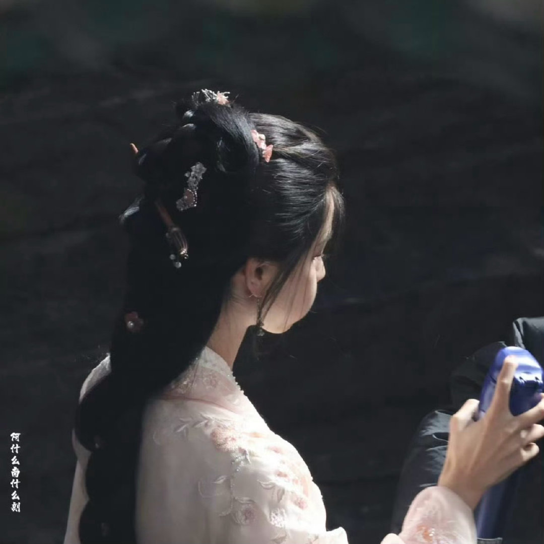 #陈都灵[超话]#  
作为一只小兔有脸颊肉很正常啊！
守护兔宝脸颊肉🐰 ​
