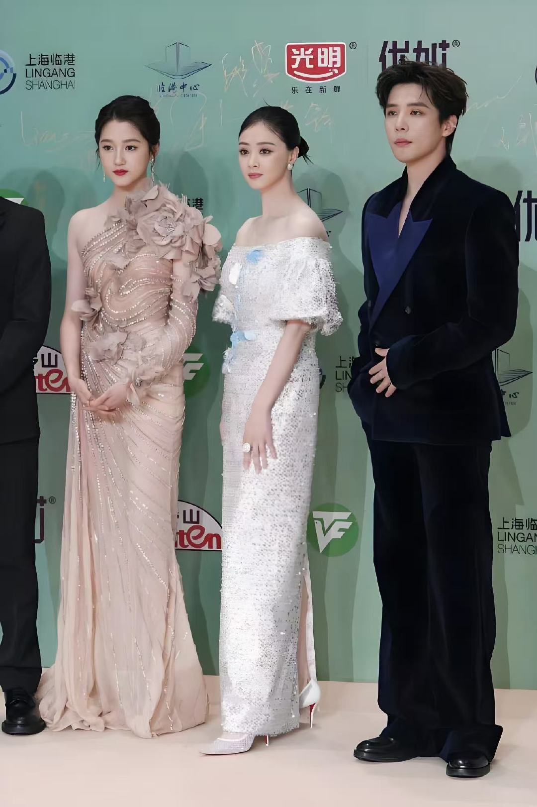#才发现蒋欣的头是真小啊# 
很多人印象里蒋欣是大骨架，却忽略了她是隐藏的小头美人。
哪怕是同框生图，对比之下头部依旧小巧精致。
超绝头身比，自带大气舒展的氛围感，难怪镜头里气场一直在线。 ​