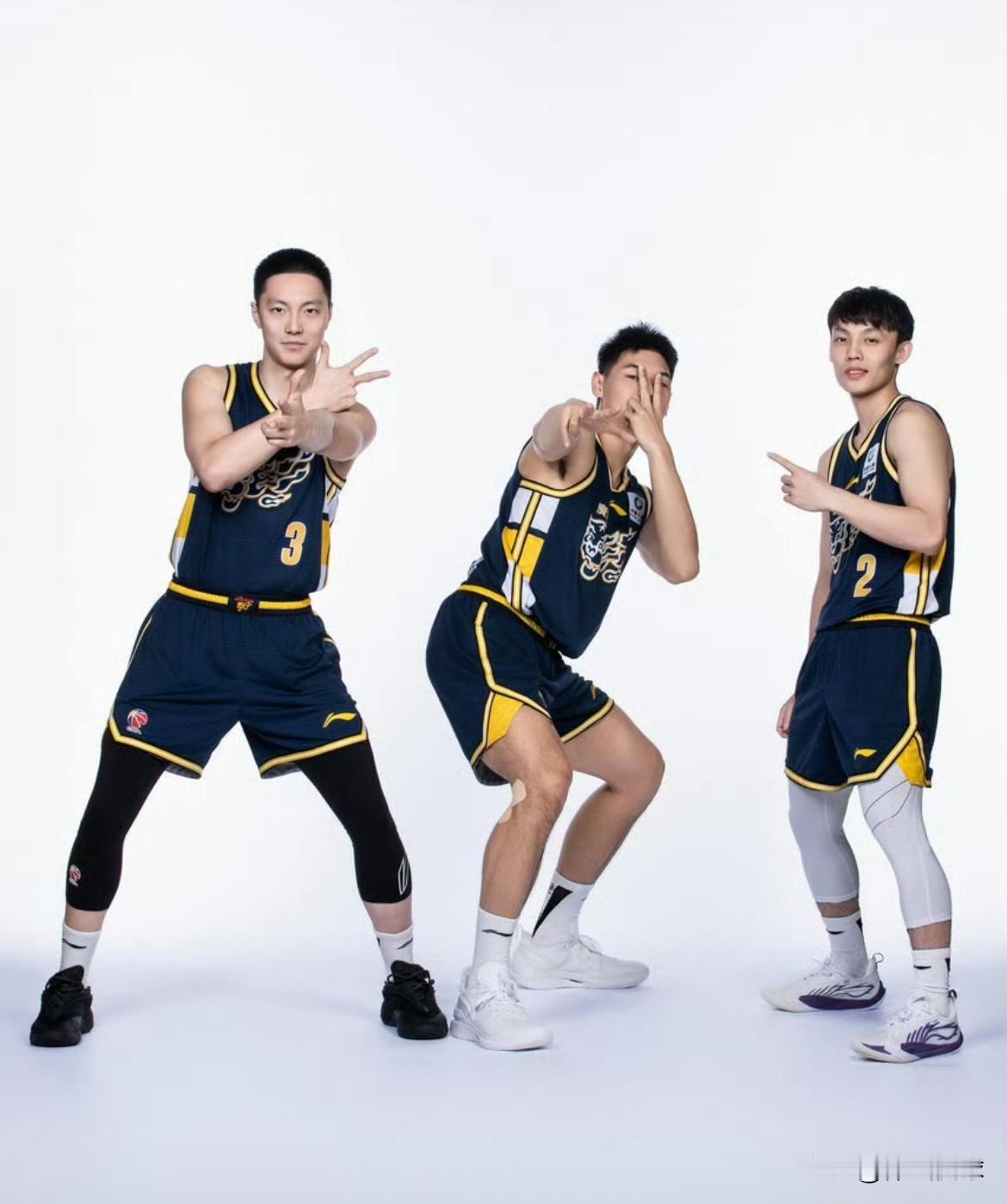 赛季至今，广东队最新10人主要轮换:  1、首发前锋，王少杰，身高2....