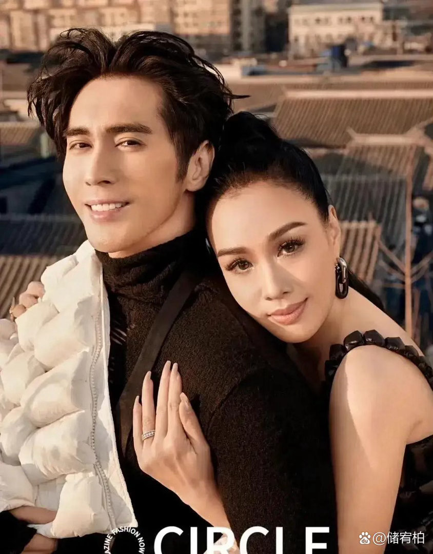 钟丽缇和‍‍张伦硕带着女儿‏一起‍⁠拍‍‌‎摄了开年﻿杂志﻿封面大片，‏‌画面里⁠﻿满‎满‌都是⁠爱，一张比一张温﻿‏馨。 ​