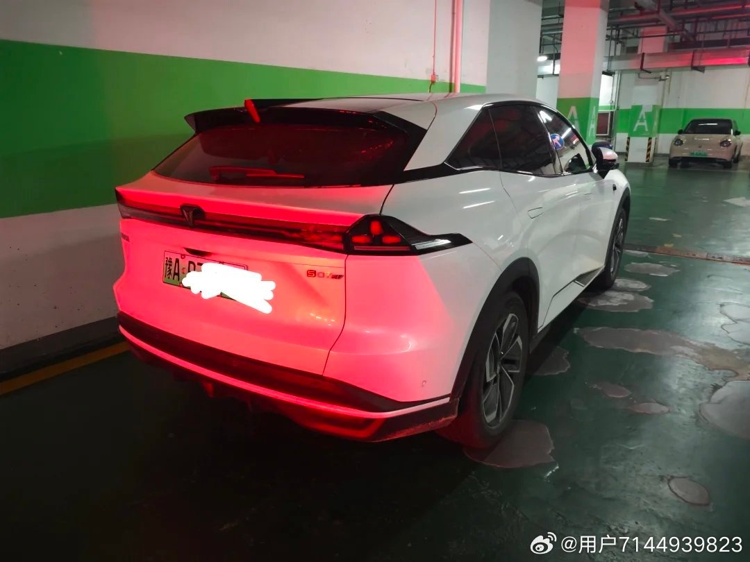 深蓝S07提车日记
🚗 深蓝S07提车啦！纠结大半年终于落地
15万左右的预算，前前后后看了好几台车。小鹏L03交车时间太久等不了，宋和海狮06EV内饰确实差点意思，本来打算去试驾L07的，结果一进展厅接被S07吸引了。
外观是真好看，坐进去更舒服，内饰质感比之前看的那几台好太多，座椅包裹感很强，非常 ​