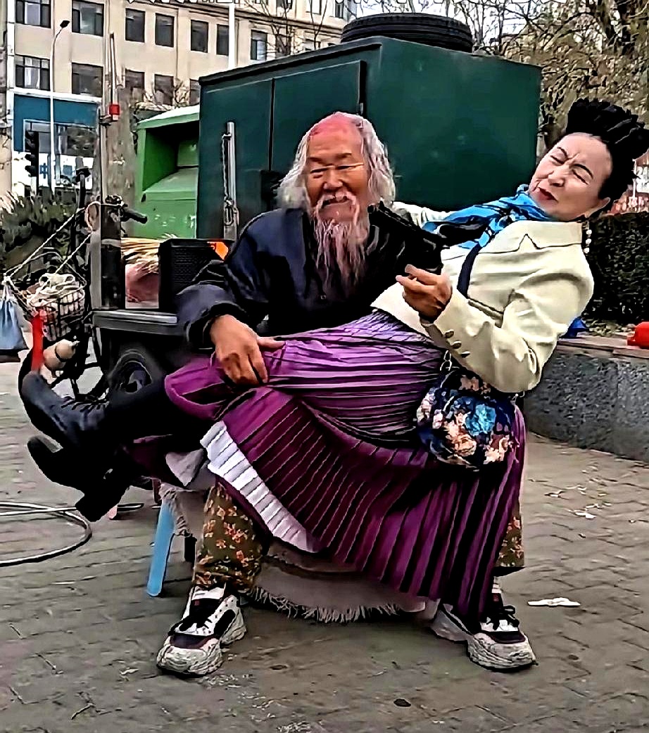 真是辣眼睛！ 这画面简直没法看，赶紧收收吧，别在公共场合丢人现眼了！ ...