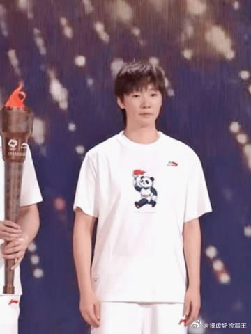 昨晚热搜上是中国代表团领奖服发布的事，王曼昱一出来评论区就炸了，有人说...
