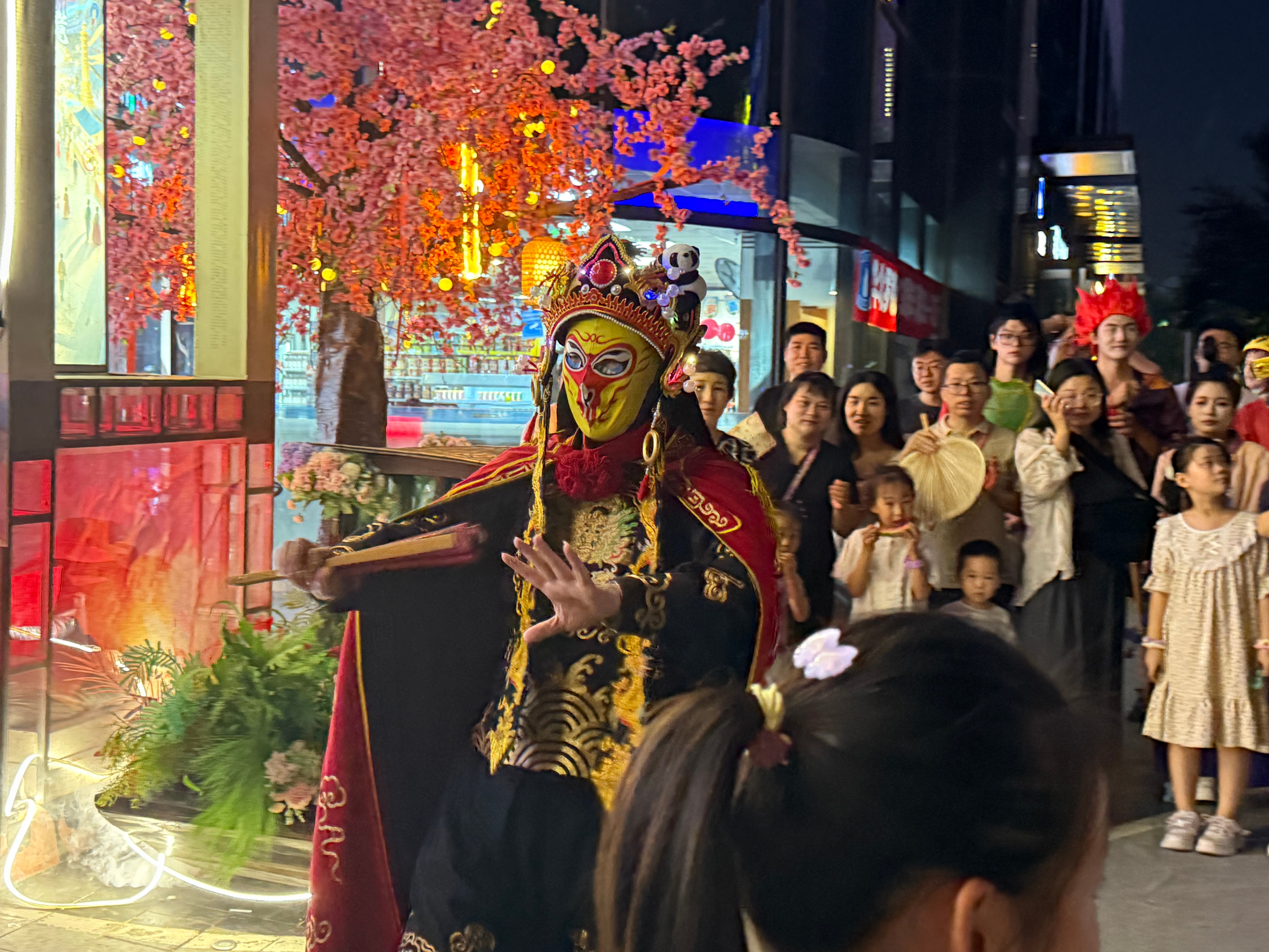 v看魅力裕华 【裕华区新媒体联盟开展“凝聚网络力量 V看魅力裕华”采风活动】为更好地展现裕华的魅力与活力，助力裕华区经济社会发展，8月15日，裕华区委网信办组织新媒体联盟开展以“凝聚网络力量 V看魅力裕华”为主题的采风活动，邀请多名网络大V走进中冶和悦汇，感受“电影+”业态激发消费的新活力，解锁裕华区城市夜经济的新魅力。中冶和悦汇以票房为纽带，以 IP 为核心，以场景为载体，深度链接文旅、商圈、餐饮、文创，推动光影流量转化为消费增量。在 “夜耀石家庄” 主题下，中冶和悦汇将传统文化与潮流玩法深度融合，推出 “沉浸式仙侠幻境市集” 主题活动，让消费者化身 “寻缘人”，开启全城寻访八仙闯关集章的奇幻之旅，激活 “夜食”“夜购”“夜游”“夜娱” 多元业态，为市民带来全新的夜间消费体验。此次采风活动，通过多维度宣传裕华区城市夜经济，充分展现魅力裕华城市风貌，助力裕华区经济社会高质量发展。