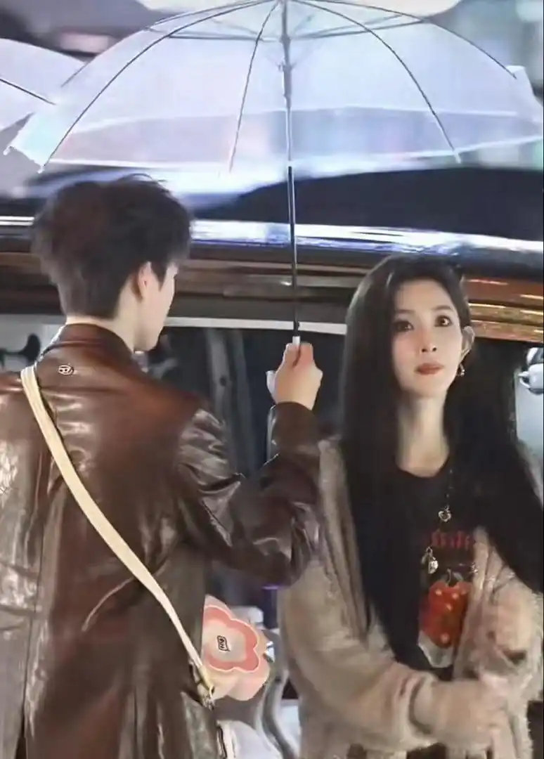李昀锐不让孟子义拿东西，细节里的偏爱最动人

网友：难道昀牵孟绕是真的成了？？

你磕到了吗？ ​