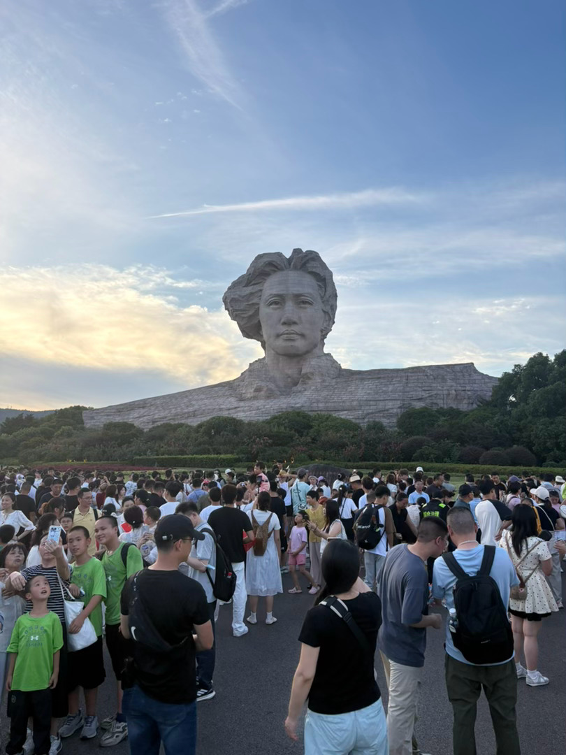 刚看了下各大券商的观点：8月依然看好科技，无视老登！还以为老登最美的夏...