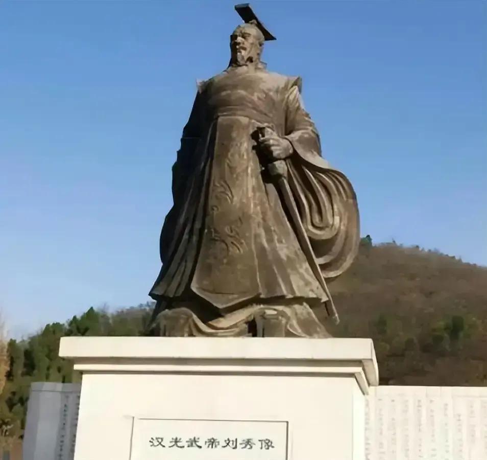 汉朝的西汉和东汉，严格意义上不是一个皇族血脉了
 
公元25年，洛阳城里那把龙椅上坐着刘秀，论血缘，他离刚被王莽踹下台的那位汉家皇帝，已经差了将近两百年。
 
两支人往上数，得一直数到汉景帝那一代，才凑得齐一个共同的祖宗。
 
登基大典的第二天，刘秀起得比平时还早些。
 
他站在殿前阶上，看着洛阳宫
