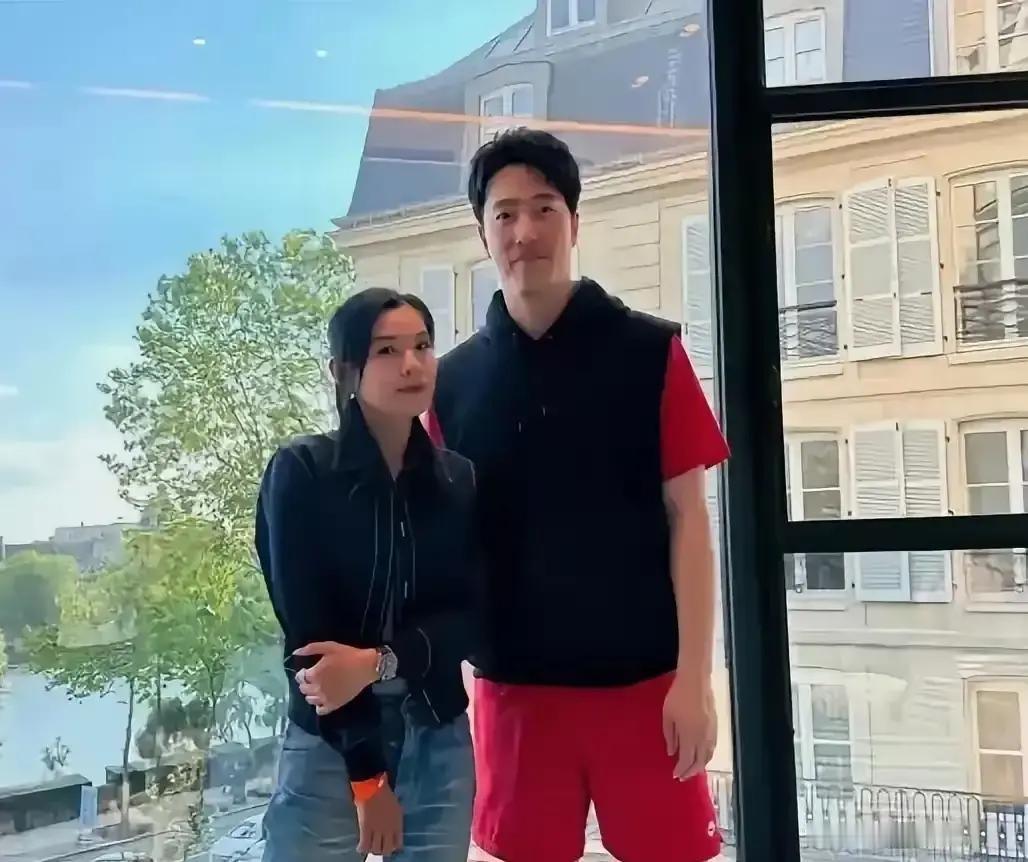 刘翔老婆吴莎的现状


1986年出生的安徽姑娘吴莎，练武术出身，后来改练撑杆跳，19岁拿过亚洲冠军，2009年全运会拿金牌，2011年又拿了亚锦赛冠军，还被评为国际级健将。

退役后，她去了安徽省体育局上班，日子过得很低调。她没有借着“刘翔老婆”这个身份去直播带货，也没有拿冠军头衔到处变现。

吴