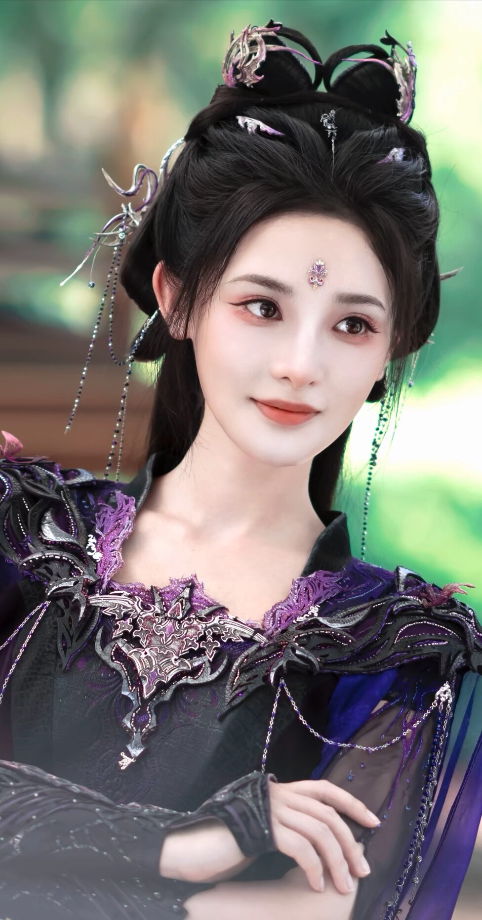 彭小苒属于亮眼浓颜美人，鹅蛋脸轮廓流畅，眉眼立体眼尾含情，自带异域氛围感。《暗河转》蜘蛛女，我真的不会媚术，如果心动，那便是真的心动了。优越肩颈线条加持，古装灵动大气，现代造型又冷艳妩媚，可塑性很强，一颦一笑极具故事感。彭小苒美照 彭小苒身材 彭小苒生图