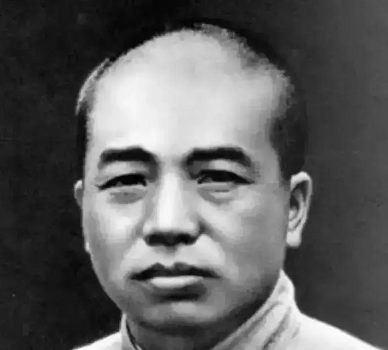1974年，彭德怀去世时，临终想见朱德，他一次一次地向看守请求，可谁也不告诉朱德。后来朱德知道后大声痛哭：“你们为啥子不让我去看彭老总！”
朱德站在办公室窗边，手里的文件捏得簌簌响。秘书推门进来，看到他肩头微微发颤，站住了。朱德没有回头，声音哑着问：“什么时候的事？”秘书低声答：“三天前。后事……已