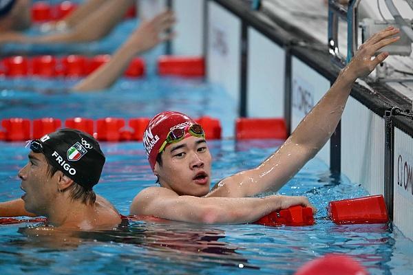 亚运会男子4×200米自由泳接力决赛，中国队完成惊天逆转击败对手，拿下金牌同时刷新全新亚洲纪录。
 
整场比赛的过程，看完整场比赛的观众，很难不感到震撼。比赛前两棒游完，中国队已经被拉开不小差距，落后幅度达到3秒多，这样的分差在接力项目里面，想要追回来难度非常大。第三棒潘展乐顶住压力，一点点把时间差