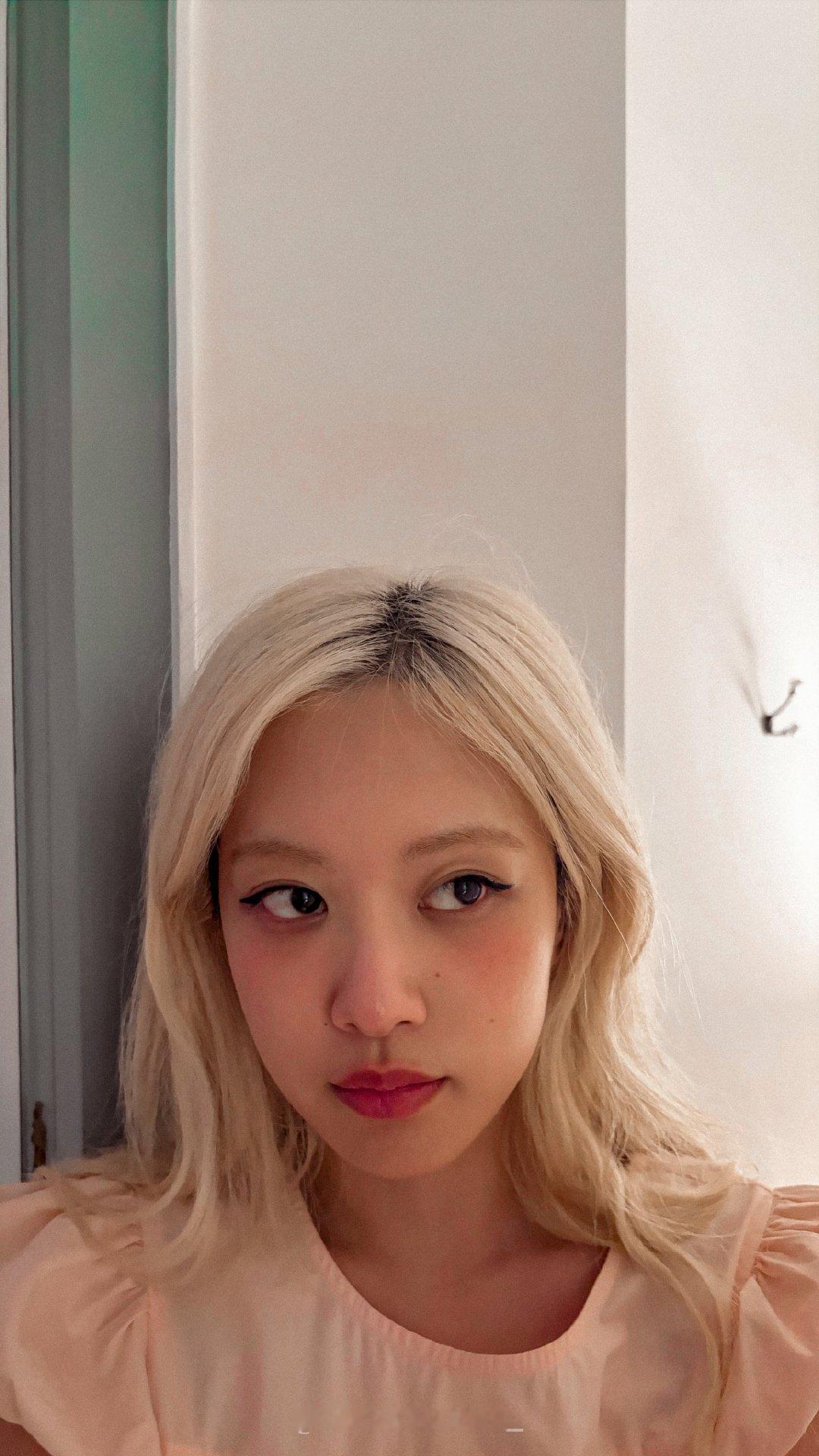 #ROSÉ[超话]##朴彩英# ROSÉ日常壁纸分享
cr.chichurabbit__ ​