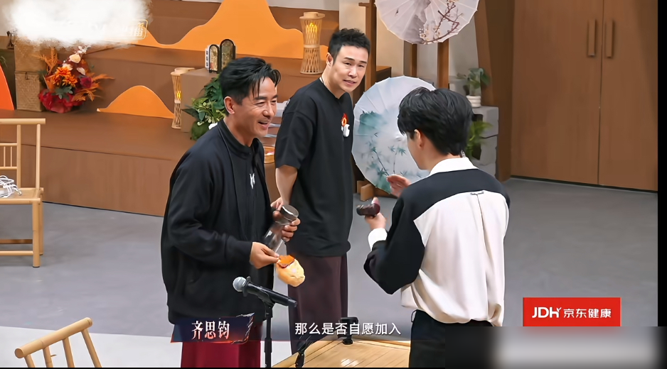 余文乐的紧绷，被小沈阳的东北腔彻底瓦解。
《披荆斩棘2026》四公选人阶段，小沈阳一眼看穿对方瘦了11斤，直接把人拉入伙，带着郭晓东和李光洁，原地凑了个百岁组合。
前期余文乐太想赢，目标感太强惹来一身争议，结果一进小沈阳队伍，画风突变，港风老炮儿跟着学起纯正东北话，彻底放飞了。
面对排名倒数、
