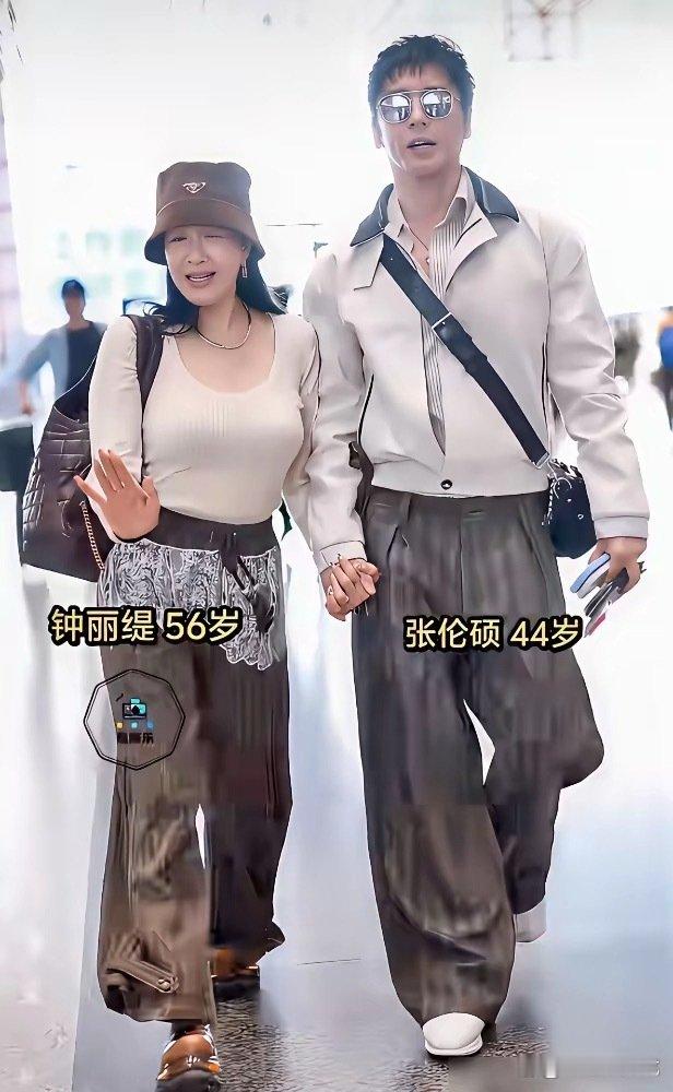 56岁钟丽缇和40岁张硕伦机场照，维系婚姻靠的可不是胶原蛋白 ​
