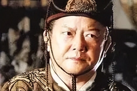 那一夜,崇祯皇帝敲响景阳钟召集百官,愣是没有一个人应声前来。守在他身边的,只剩下一个太监,他叫王承恩。几个时辰后,这个太监陪着皇帝一起吊死在了煤山的树上,后来更是成了整个大明历史上唯一一个被葬入皇陵附近的太监。一个宦官,凭什么能有这份殊荣? 
 
公元1644年,李自成的大顺军已经打到了北京城下,大