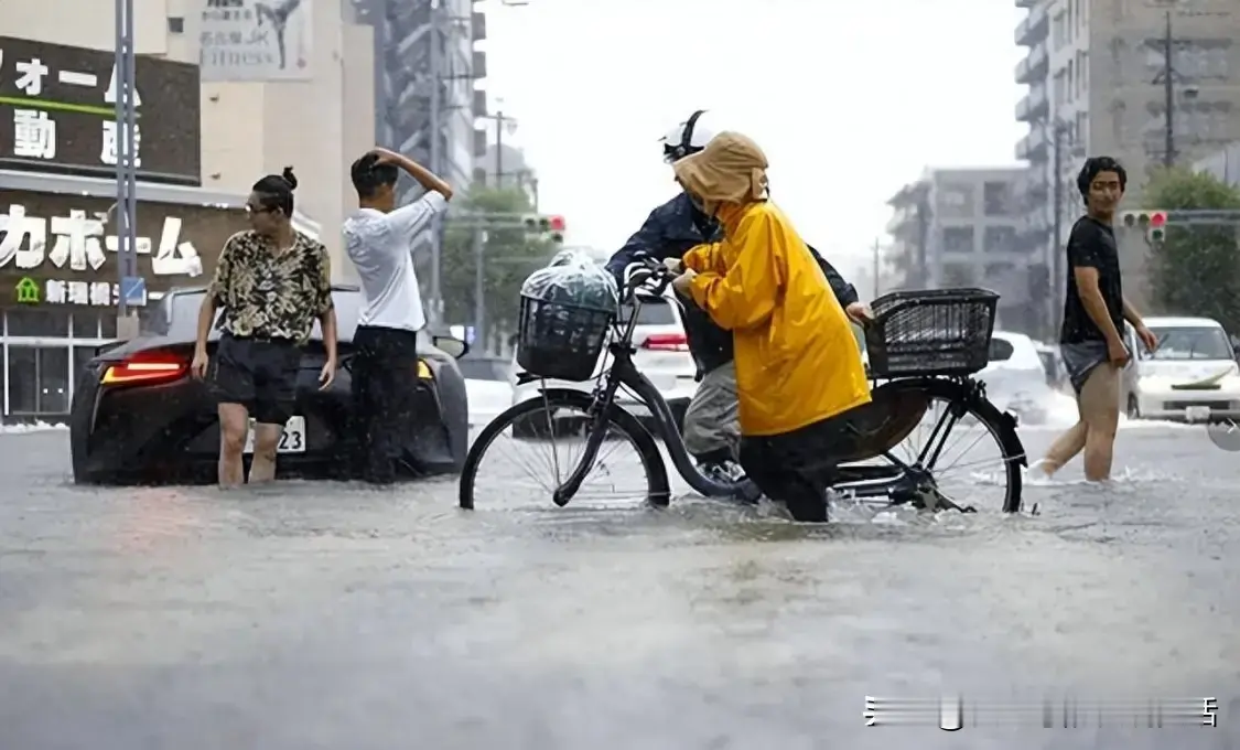 万万没想到！名古屋亚运会还没开赛，就遭遇136年最强暴雨
 
大雨席卷全城，积水汹涌十分吓人，不少汽车直接被洪水冲走。就连马路井盖都被水压顶开，一道道水柱往上喷，就像地面冒出来的喷泉。

更让人揪心的是，亚运场馆出现漏雨问题，运动员集装箱住宿区出现险情，不能住人，400多名选手和工作人员紧急疏散。当