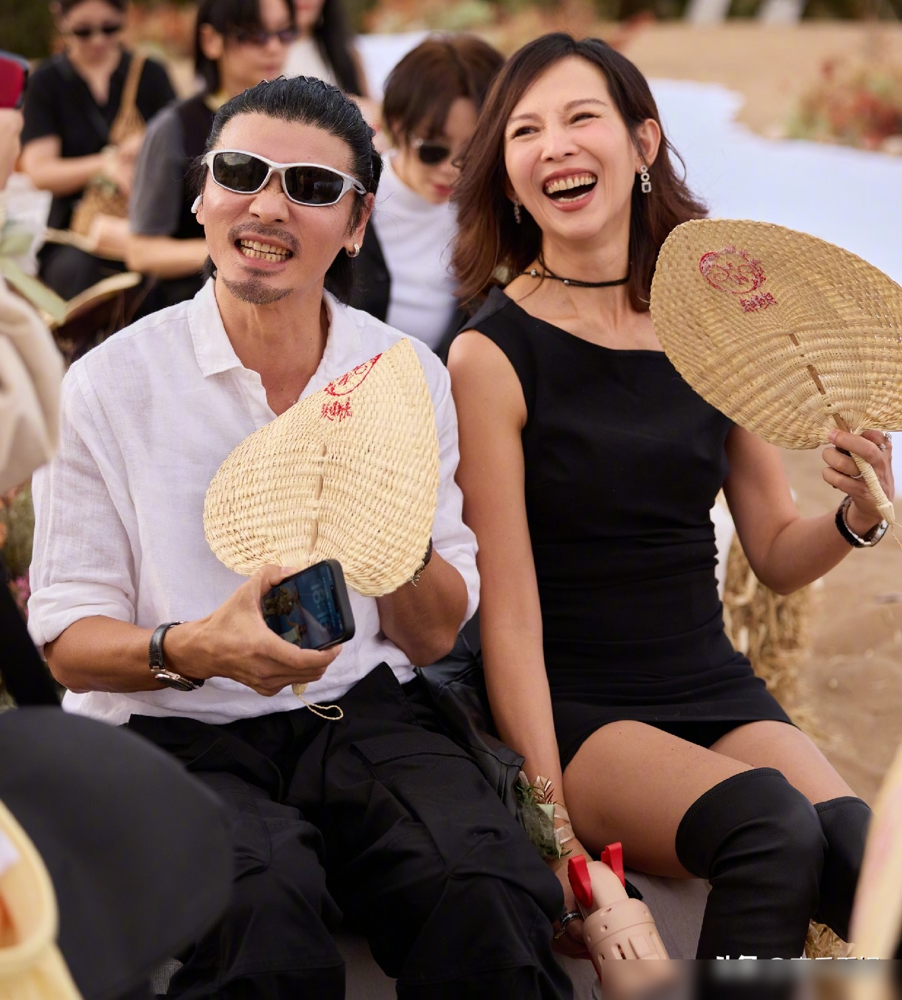 张晋蔡少芬两口子，堵在敦煌戈壁滩上给干儿子撑场子。白举纲补办婚礼，没选酒店没走红毯，直接把仪式扔进了大漠。风沙当伴奏，落日当背景板。新娘穿缎面婚纱踩沙子，换黑金秀禾服也不端着，两人牵手对视直接啃。四年前的证，拖到现在才给爱一个交代。周笔畅到场，张晋蔡少芬线上喊话，舒淇胡海泉全冒头。最绝的是网友扒出两