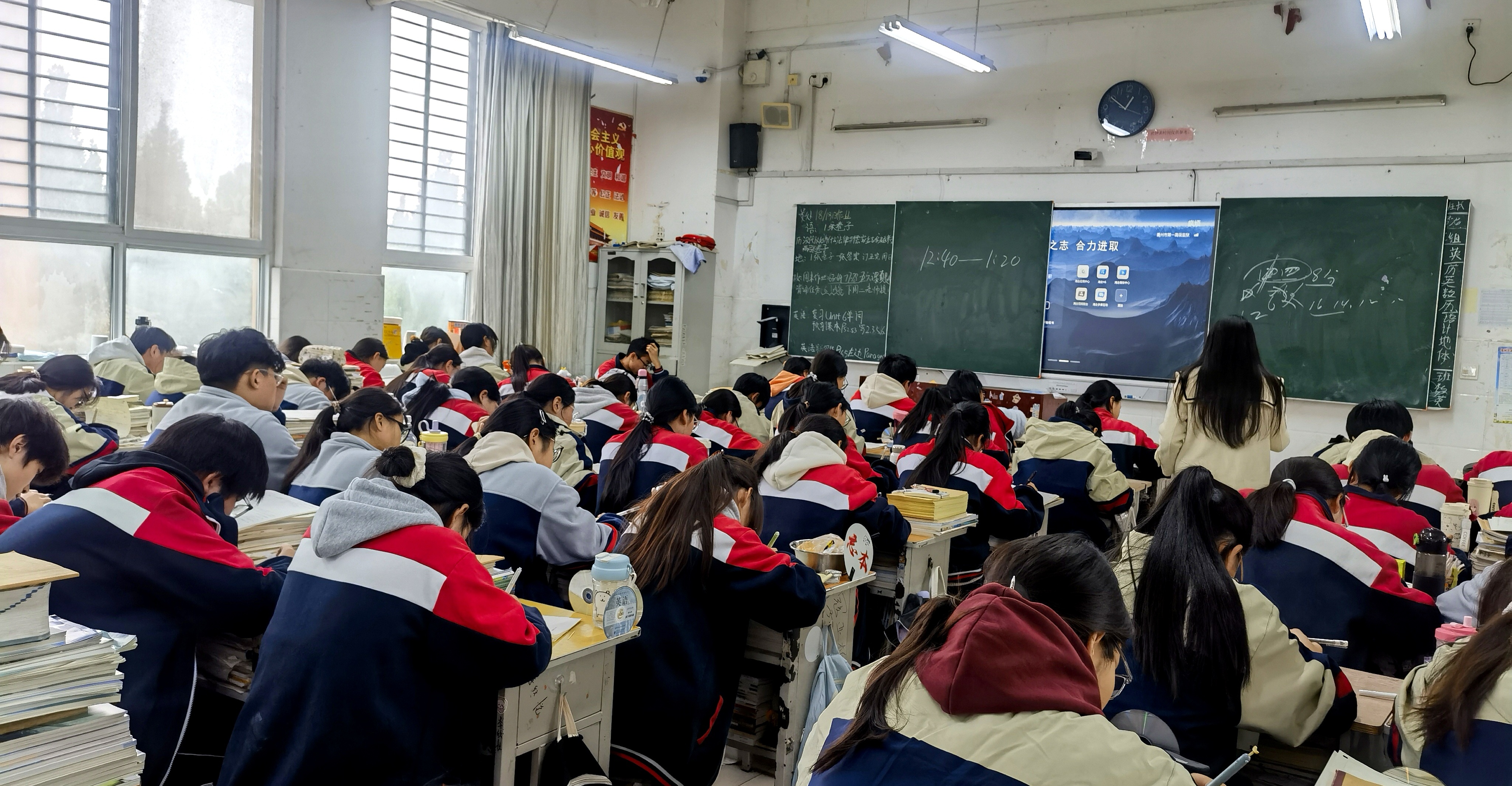 普通高中的学生，考到600分究竟有多大难度？

六百分是一条区分学霸和普通学生的分界线，在重点高中里面，你会看到高考出分后，一堆600+的。

那在普高里面，600+的选手多吗？

并不多，因为普高生考到600分，难度相当大。

有些地方的普高，名义上是普高，但实际上是在那个地方算不错的高中了，这样