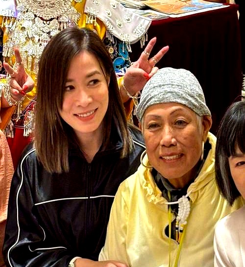51岁的佘诗曼，不婚不育，遗嘱都立好了，两亿财产直接划给妈妈和兄弟，自己在香港还有七套房。
说实话，这事儿搁谁身上不得琢磨两句。
以前总觉得女人到了一定岁数，没个家庭傍身，晚年指定凄凉。
可看人家这日子，拍戏拿奖，闲了满世界溜达，物质精神双自由，还真没看出哪儿凄凉了。
比起那些为了“标配人生”硬凑合