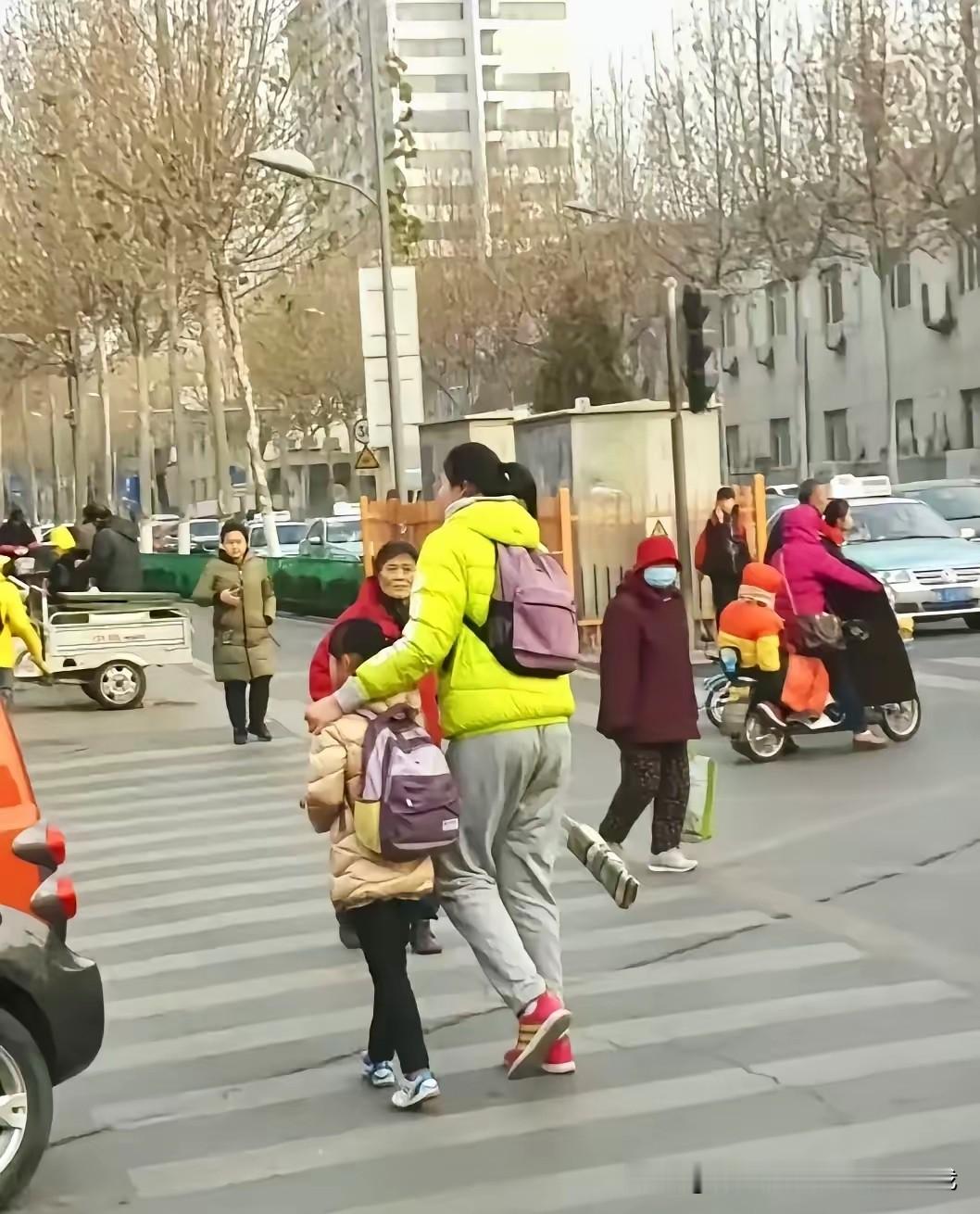 这张照片拍摄于2018年1月，图中是张子宇正在和同学一起放学，那时的她还是小学五年级的学生！目测身高已经超过2米了，路边阿姨的眼神也充满了惊叹！
当年的小姑娘如今已经长大，昔日的小学生已经成为了中国女篮青年队的主力中锋！
加油好孩子！保护好自己别受伤，未来可期