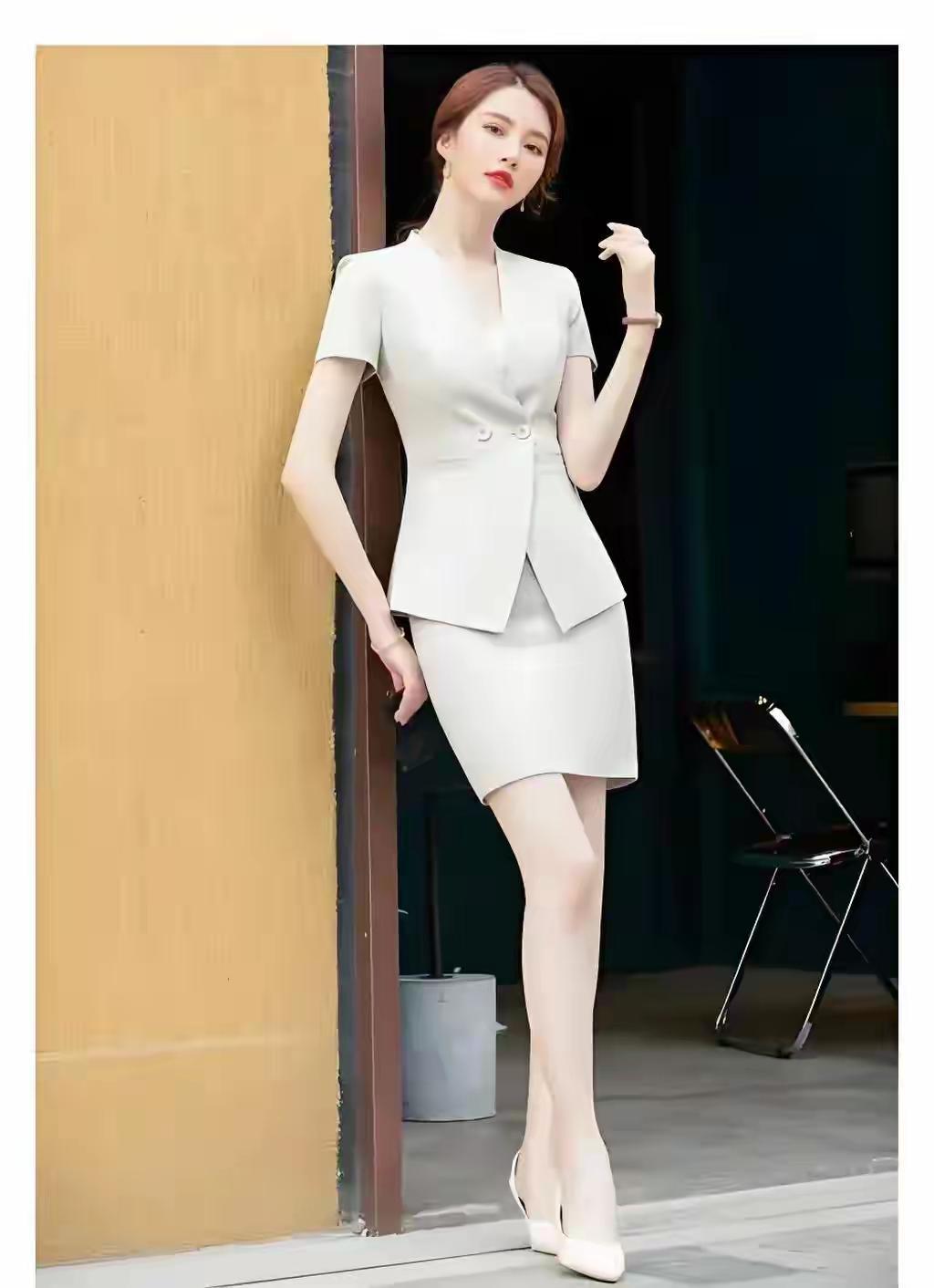 分享一组职场美女穿着职业装的超清美图，不容错过！