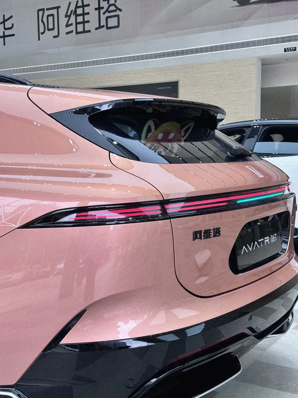#国庆逛展就来阿维塔#阿维塔06T
在电车堆里一眼看中这台阿维塔06T
低趴宽体猎装造型，游隼俯冲的车身线条
大掀背尾门真的戳中审美，拍照巨出片📸
	
城市通勤开它，温柔又利落
周末露营直接把露营装备、滑板、行李箱全塞进尾门
双零重力座椅带通风按摩，长途开车也不累
华为乾崑智驾，城区通勤自动跟车避让，新手也安心
可城可野，兼顾颜值、性能和实用性，这台猎装太适合喜欢自由的人