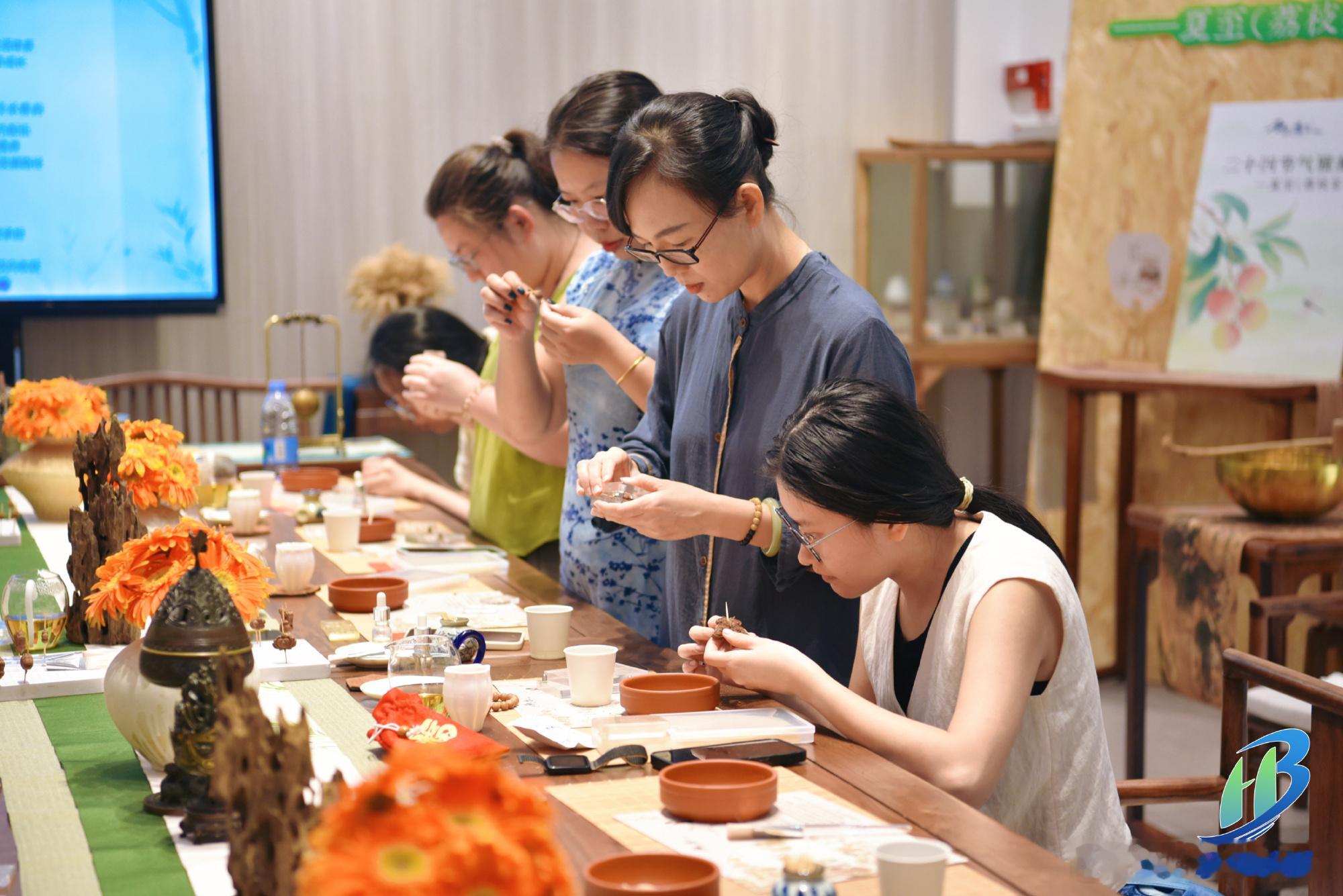 讲台前，庭妃老师的双手沾满棕褐色香泥。“力道要均匀，干湿要平衡，像揉面...