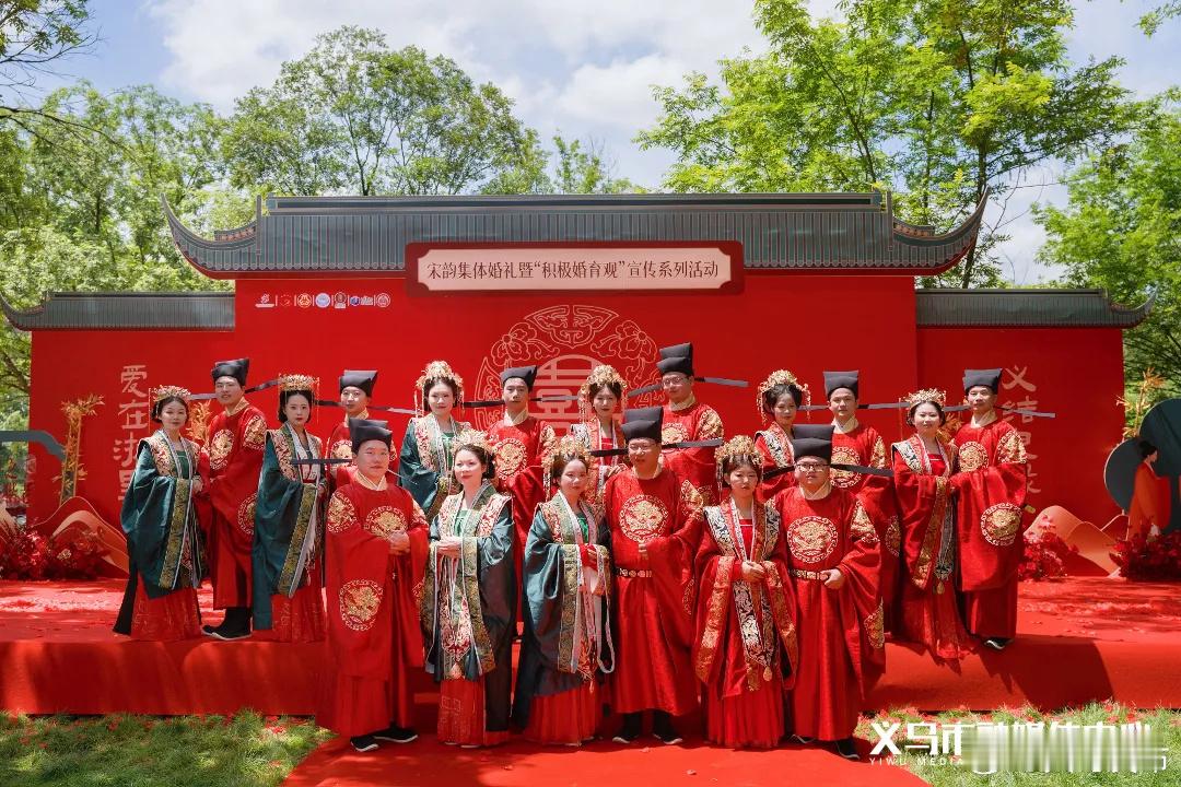 【恭喜！他们在义乌结婚了】近日，九对新人在佛堂钟村“钟情海岸”以一场宋...