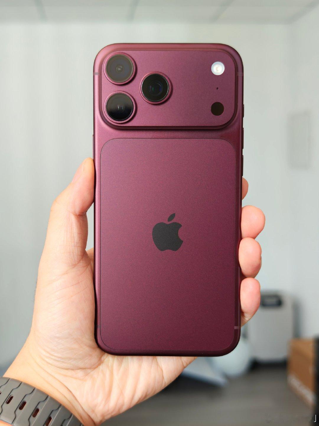 [笑而不语]iPhone18 Pro Max 勃艮第酒红色甄姬实拍，新的酒红色和蓝色，大伙更喜欢哪个？              #iPhone18 Pro用户到手# ​