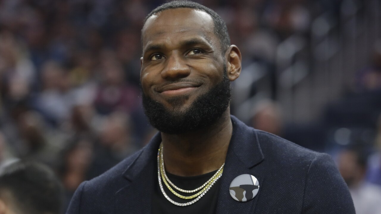 StubHub（球票交易平台）数据显示，76人的搜索量同比暴涨超12倍，球队搜索热度从联盟第6跃升至第1。而在詹姆斯离队之后，湖人各项票务搜索指标从第1跌到第5。

另一家球票交易平台SeatGeek表示：“我们能找到最具参考性的案例，就是2018年勒布朗加盟湖人的时候。当时在赛程刚公布的那几天，湖人占据平 ​