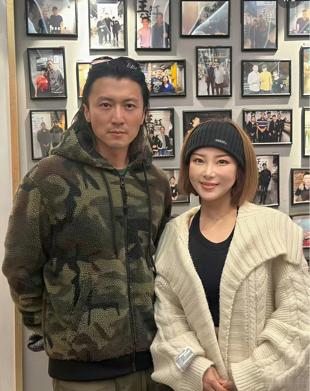 谢霆锋和女性合影双手一直很守分寸，看得出来很顾及王菲。 ​