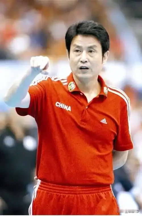 惜败泰国无缘直通奥运，球迷怀念陈忠和时代
 
当终场哨声响起，中国女排2比3憾负泰国女排，遗憾错失直通奥运会的入场券，无数球迷陷入沉思。看台上，功勋教练陈忠和静静注视着赛场，这一幕，勾起了很多老球迷的回忆。
 
回望陈忠和执教岁月，那是中国女排一段辉煌的时光。2001年接过帅印之时，队伍正处在低谷，
