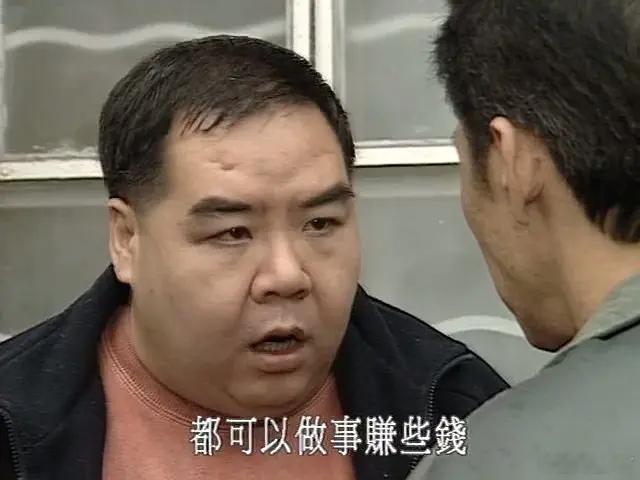 #港剧[超话]##怀旧经典影视# 
肥猫正传  （1997 家庭）
主演：郑则仕 / 鲍起静 / 江美仪 / 邓浩光
👀全30集

乐观善良的肥猫（郑则仕 饰）跟随以炒蚬为生的母亲（鲍起静 饰）生活在民风质朴的长洲，生活简单而幸福。肥猫在幼年时因为不幸染上黄疸病而导致中度弱智，父亲一走了之，但坚强的母亲却从未 ​